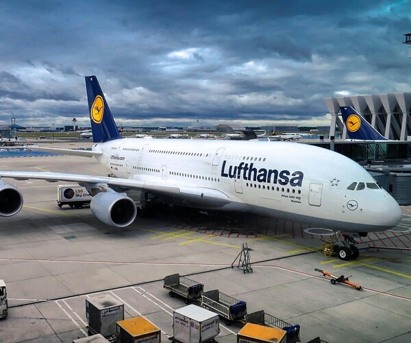 Flugzeug der Lufthansa wird an einem Flughafen abgefertigt.