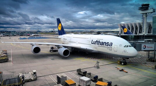 Flugzeug der Lufthansa wird an einem Flughafen abgefertigt.