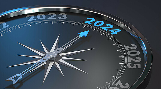 Kompass mit Jahreszahlen zeigt auf 2024
