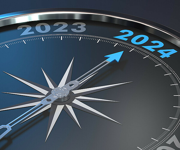 Kompass mit Jahreszahlen zeigt auf 2024