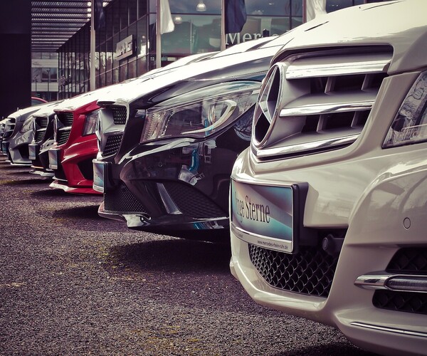 Reihe von Mercedes Benz-Autos