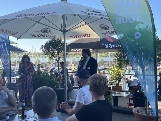 IHK-Sommertour 2025: IHK- Hauptgeschäftsführer Dr. Fabian Magerl hält eine kurze Rede auf der Terrasse