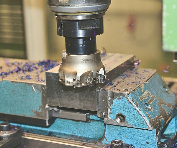 Metallblock wird von Maschine bearbeitet