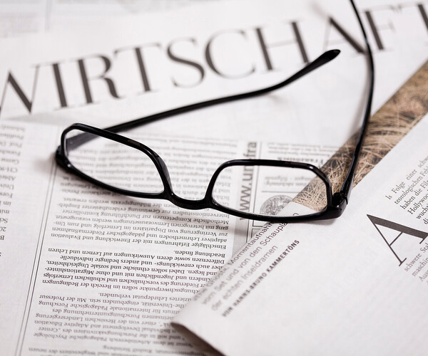 Symbolbild: Brille liegt auf einer Zeitung