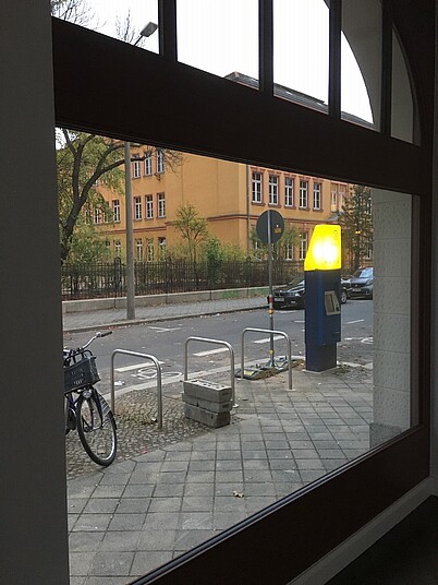 Leipzig, Rückmarsdorfer Straße 1: Blick durch ein Schaufenster nach draußen