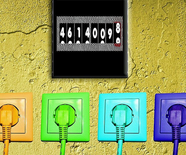 vier verschiedenfarbige Steckdosen unter einem Stromzähler