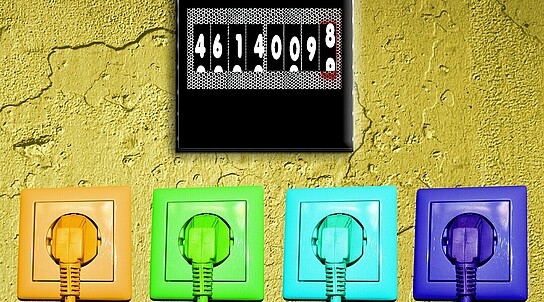 vier verschiedenfarbige Steckdosen unter einem Stromzähler