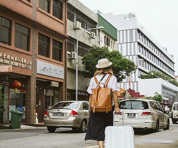 Touristin läuft mit ihrem Koffer durch die Stadt