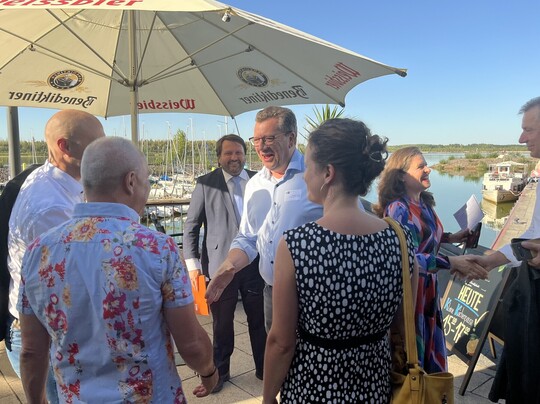 IHK-Sommertour 2025: IHK-Präsident Kirpal begrüßt Gäste und Mitarbeitende