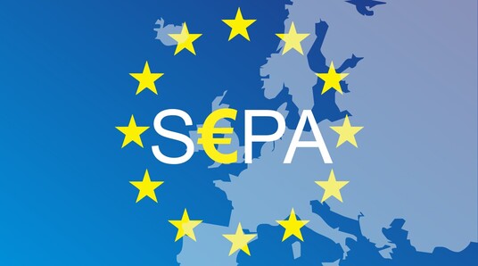 Grafik: Europakarte mit SEPA in gelben Buchstaben