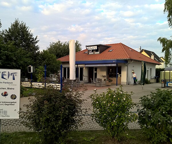 Panitzsch, Tauchaer Straße 4a: Blick auf Eingangsbereich Gewerbeimmobilie