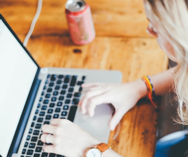 Frau schreibt etwas in ihren Rechner