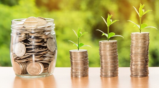 Glasgefäß mit Geld