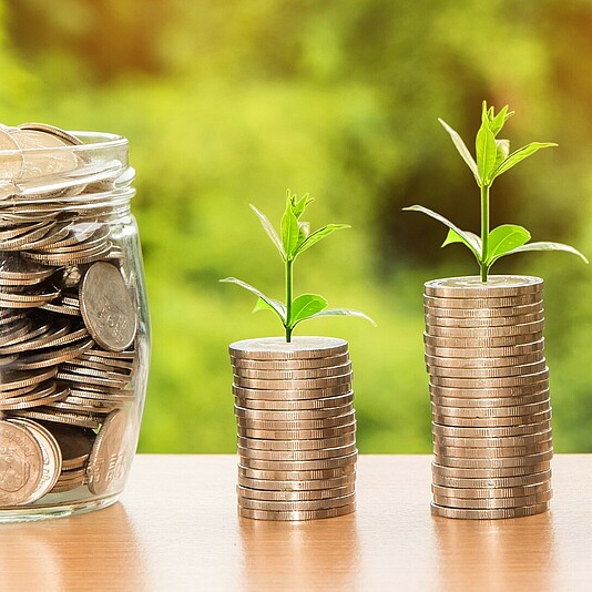 Glasgefäß mit Geld