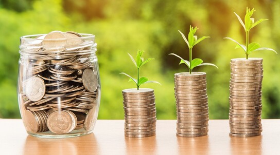 Glasgefäß mit Geld