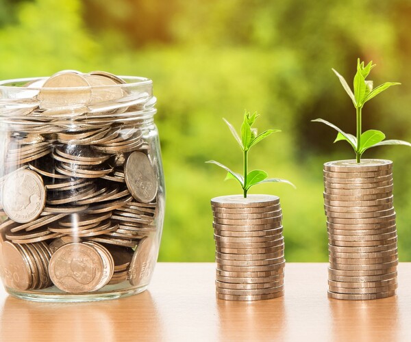 Glasgefäß mit Geld
