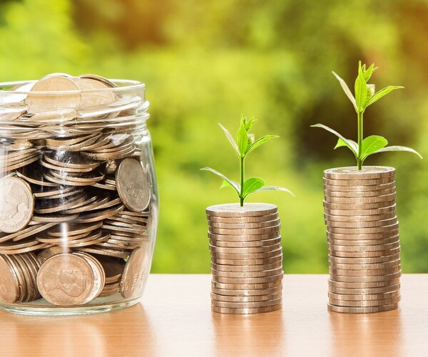 Glasgefäß mit Geld