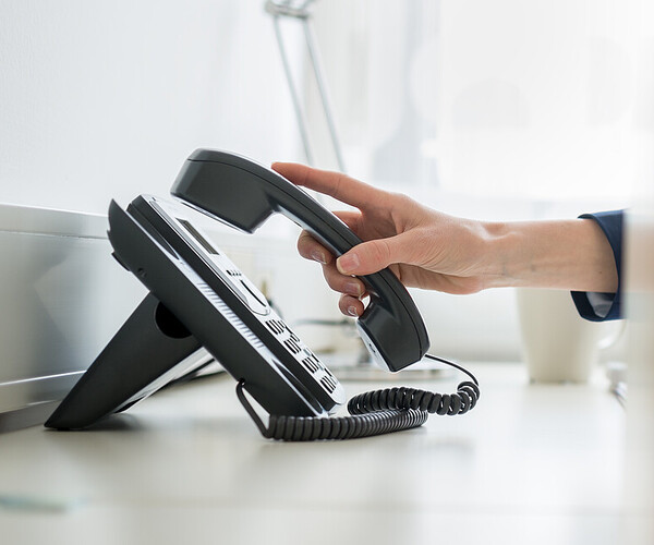 Telefonumfrage der IHK zu Leipzig Person nimmt Telefonhörer ab