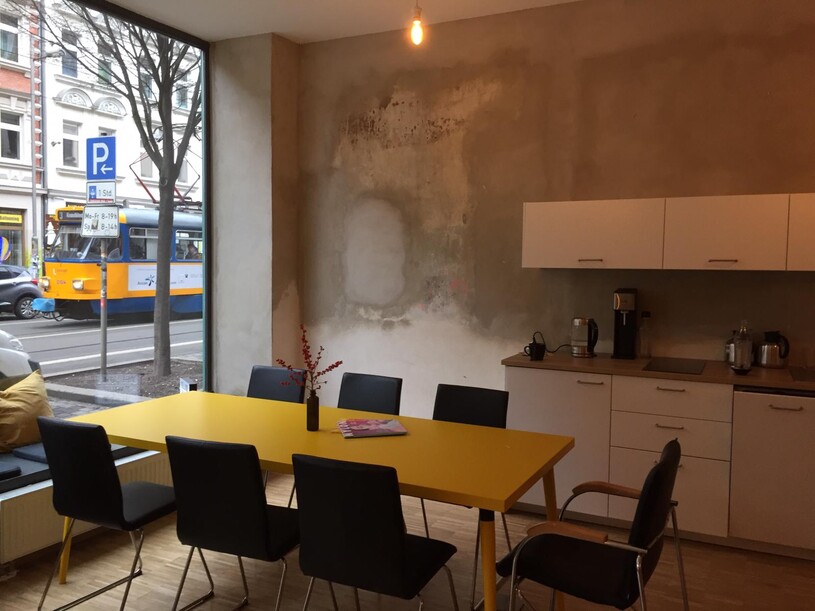 Tisch mit Stühlen