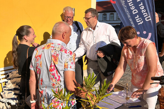 IHK-Sommertour 2025: Am Empfang werden die Gäste auf einer Liste eingetragen