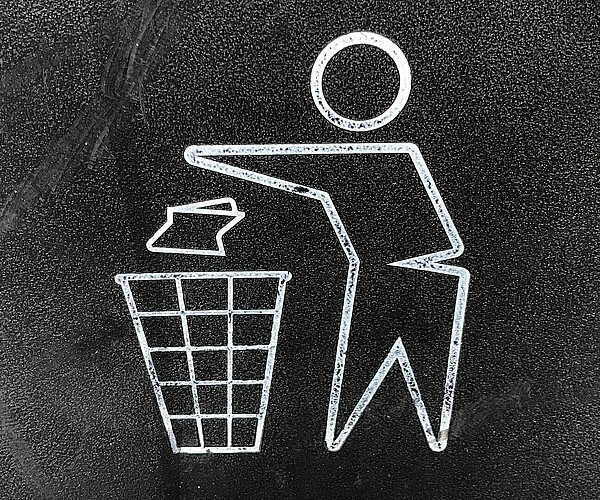 Logo, in dem eine Person Müll in den Mülleimer wirft