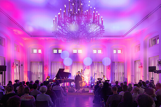 Impressionen von "Wirtschaft trifft Kultur" am 23.05.24 mit Pascal von Wroblewsky und dem Lora Kostina Trio