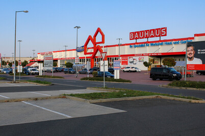 Leipzig, Handelsstraße 10: Ansicht gegenüberliegender Baumarkt