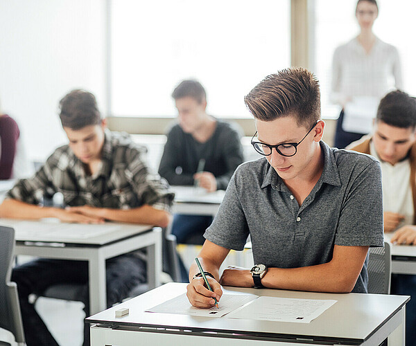 Schüler schreiben eine Prüfung