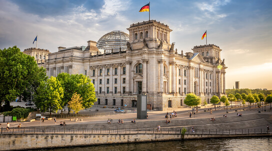 Reichstag mit Kuppel, Spreekade