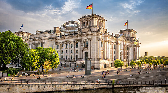Reichstag mit Kuppel, Spreekade
