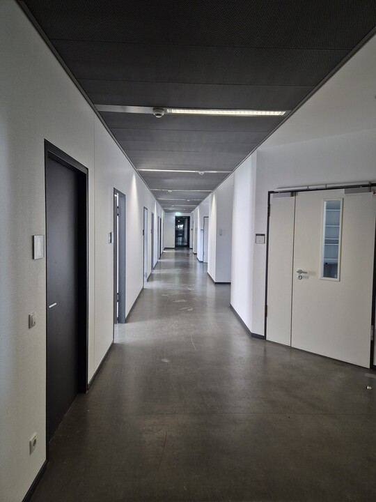 Flur zu Büro- und Laborflächen