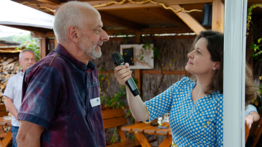 Melanie Nolte befragt einen Gast
