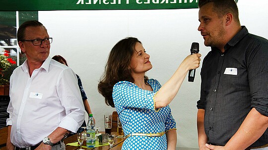 Melanie Nolte spricht mit einem Gast