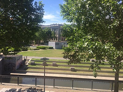 Leipzig, Riemannstraße 56: Blick aus dem Bürofenster zum Pleißemühlgraben und Bundesverwaltungsgericht