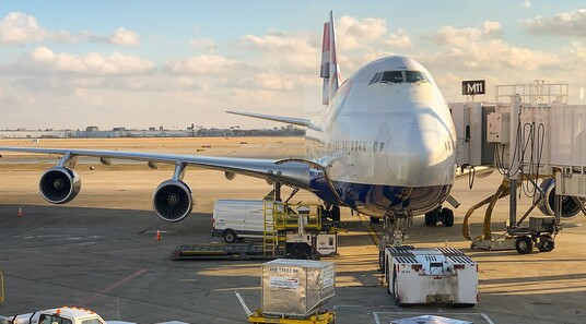 Flugzeug mit verschiedenen Lieferkisten