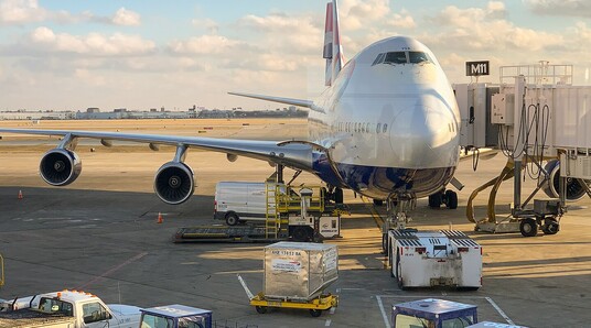 Flugzeug mit verschiedenen Lieferkisten
