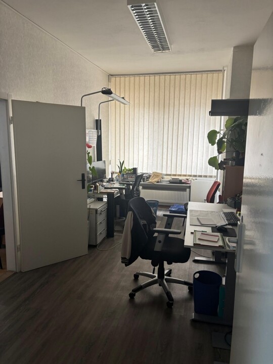 Büro vier mit Ausstattung