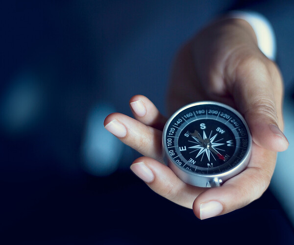 Symbolbild: Weichen stellen! Mann hält Kompass