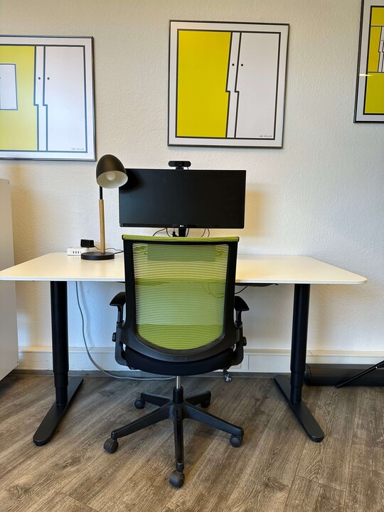 Schreibtisch mit Stuhl, Lampe, PC-Monitor