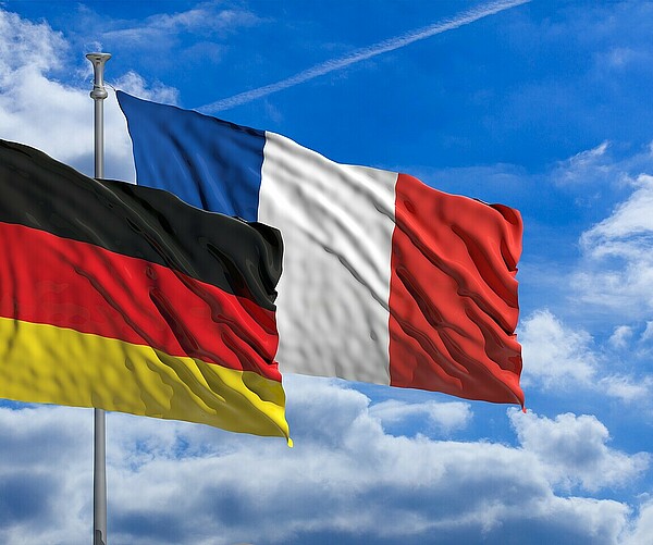Symbolbild: Deutsche und französische Fahnen wehen im Wind