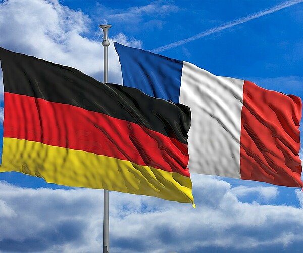 Symbolbild: Deutsche und französische Fahnen wehen im Wind