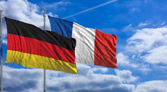 Deutsche und französische Fahne wehen zusammen im Wind