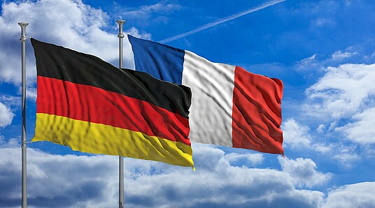 Symbolbild: Deutsche und französische Fahnen wehen im Wind