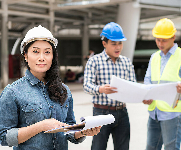 Arbeiter besprechen derzeitiges Projekt