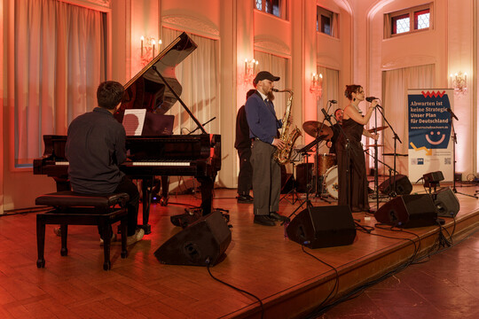 Impressionen vom Wirtschaft trifft Kultur-Konzert "Violet Greens" am 4. April 2025 in der Alten Handelsbörse. 