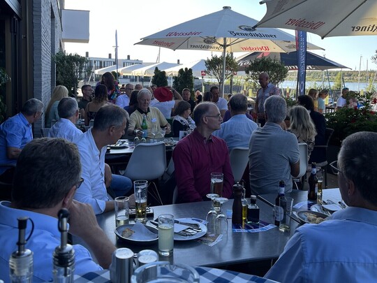 IHK-Sommertour 2025: Gäste sitzen auf der Terrasse und hören zu