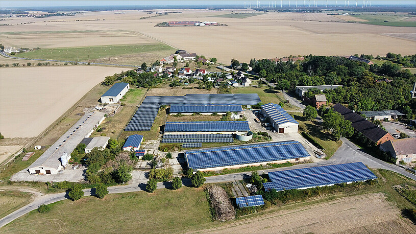Luftbild mit Hallen und Fotovoltaikanlagen