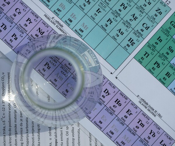 Reagenzglas auf einem Ausdruck des Periodensystems