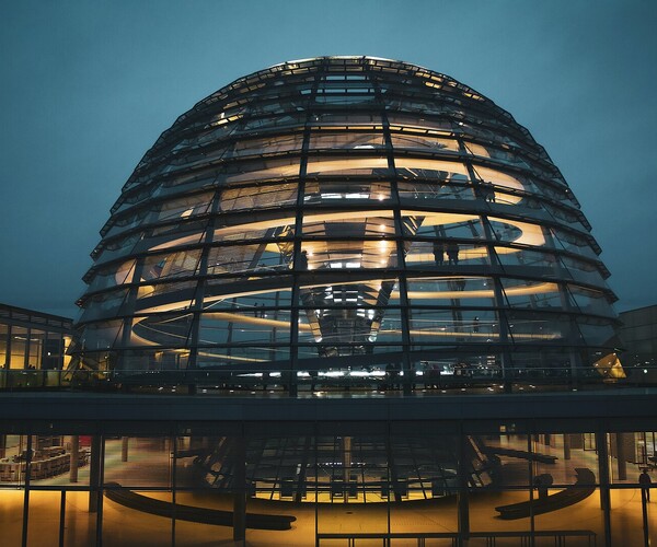 Beleuchtete Kuppel des Bundestags in Berlin