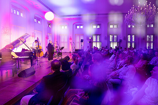Impressionen von "Wirtschaft trifft Kultur" am 23.05.24 mit Pascal von Wroblewsky und dem Lora Kostina Trio